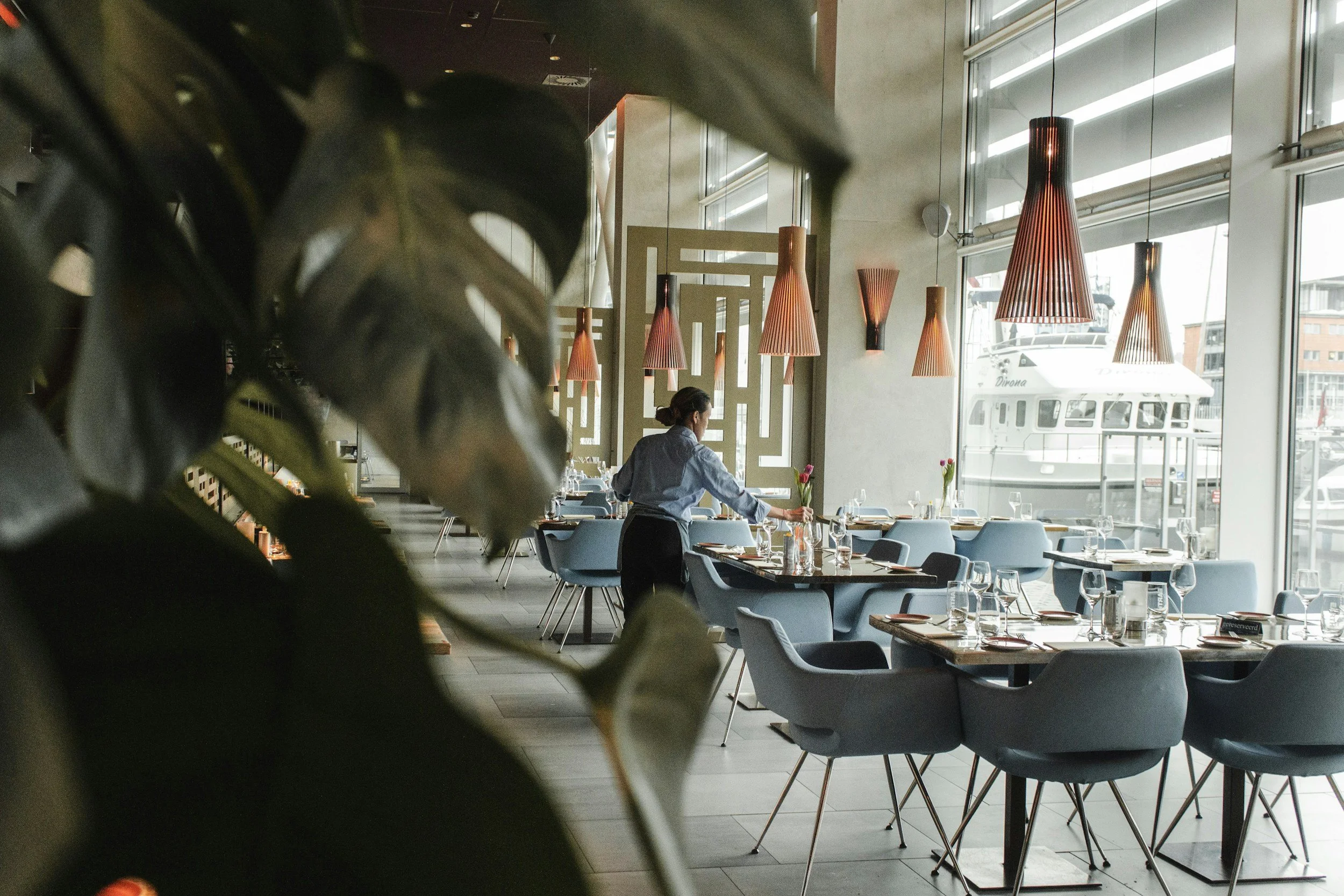 Offres d'emploi hôtellerie Montréal : réceptionniste, préposé aux chambres, service client. Postes permanents, assurance collective.